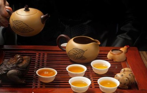 茶是一种情调、一种沉默、一种忧伤、一种落寞